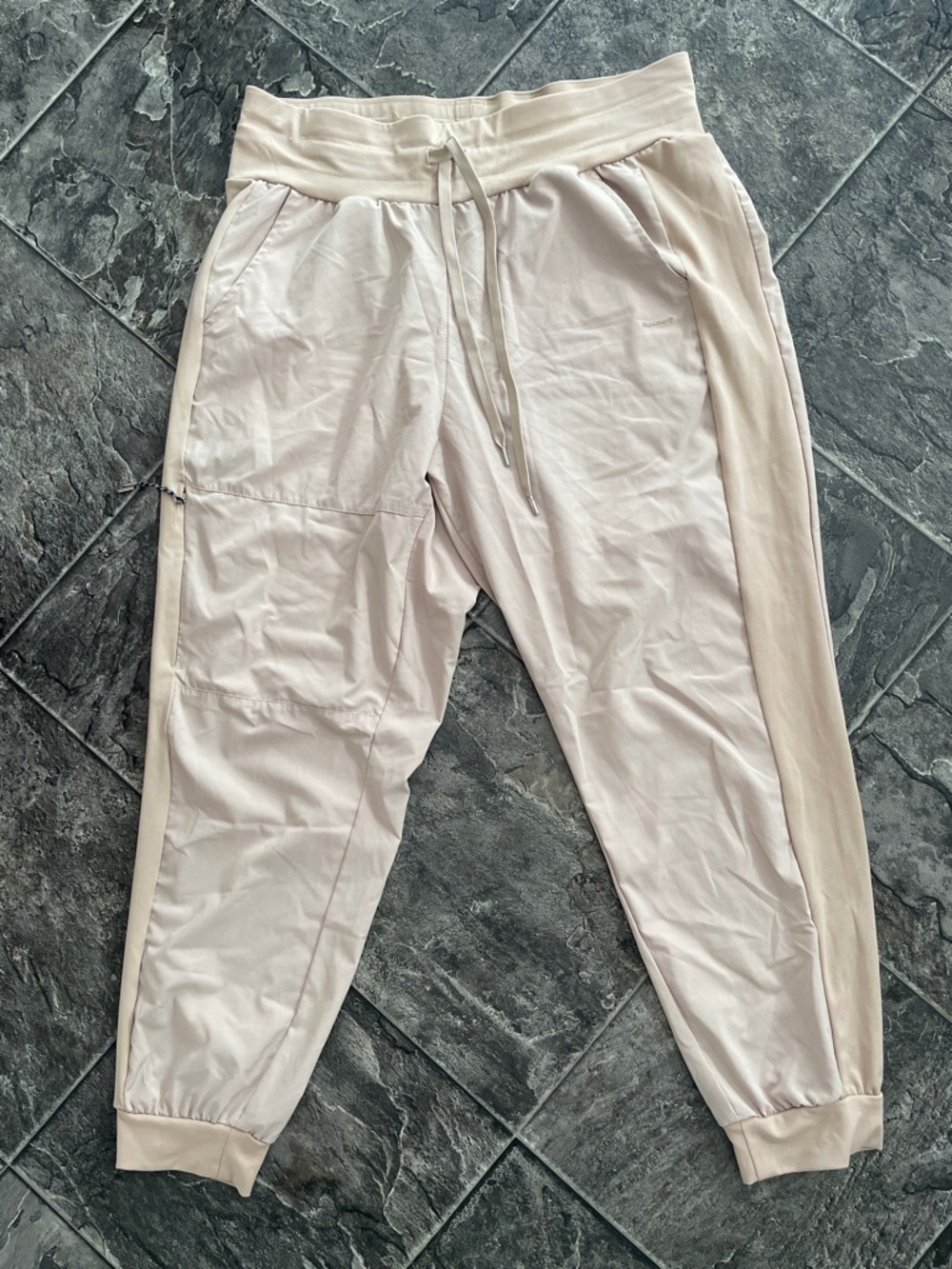 BEARPAW Women’s Drawstring Cargo Pocket Lightweight Coastal Light Beige Joggers